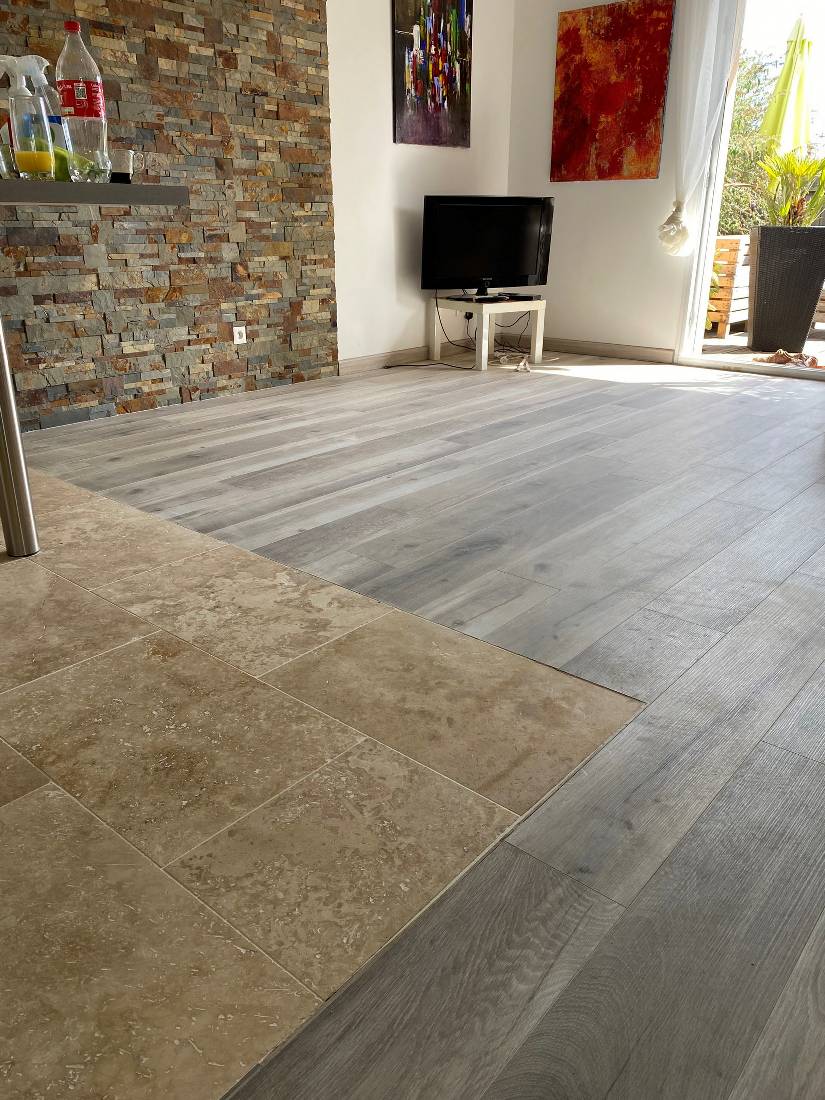 Détail d'une pose de parquet contrecollé aux finitions soignées réalisée par Linosol à La Teste-de-Buch.